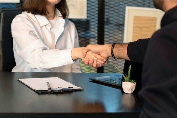 Comment trouver un emploi dans une agence de communication à Anglet et y faire carrière ?
